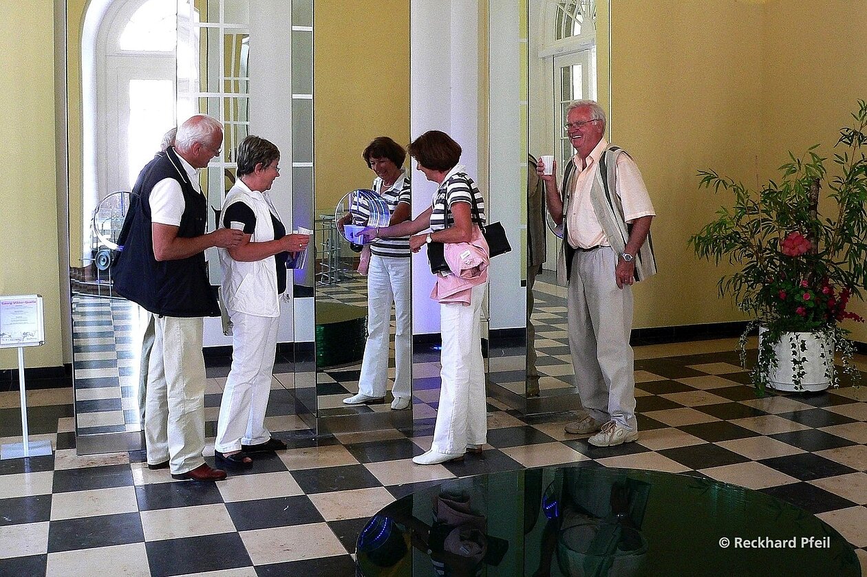 Heilwasserprobe im Quellendom in der Wandelhalle Bad Wildungen